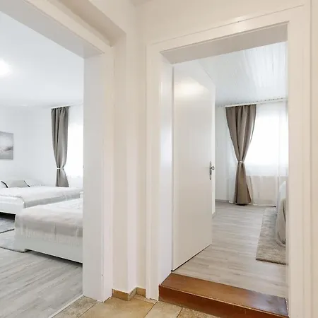Luxury House With Pool, Garden, Ac & Sauna Apartment